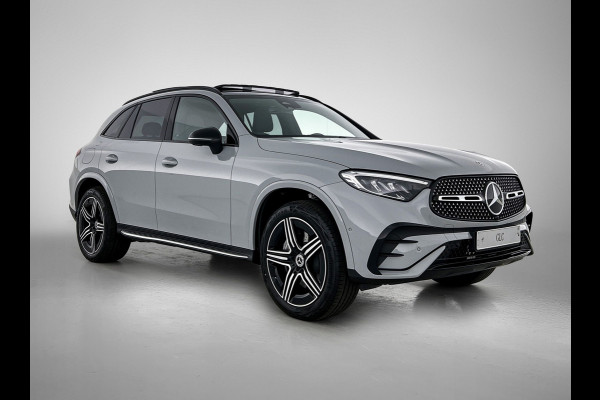 Mercedes-Benz GLC 300e 4MATIC Business Solution AMG | Advanced plus | Nightpakket | Parkeerpakket | Trekhaak | Treeplanken in aluminiumlook | Middenconsole metaalstructuur | Panoramaschuifdak | 20 inch vijfspaaks lichtmetalen AMG-velgen |