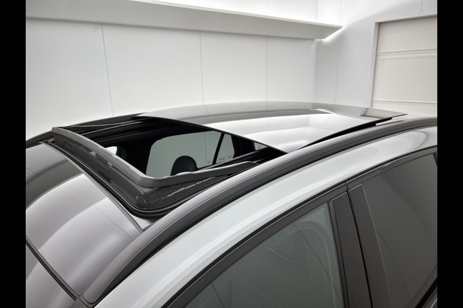 Mercedes-Benz GLC 300e 4MATIC Business Solution AMG | Advanced plus | Nightpakket | Parkeerpakket | Trekhaak | Treeplanken in aluminiumlook | Middenconsole metaalstructuur | Panoramaschuifdak | 20 inch vijfspaaks lichtmetalen AMG-velgen |