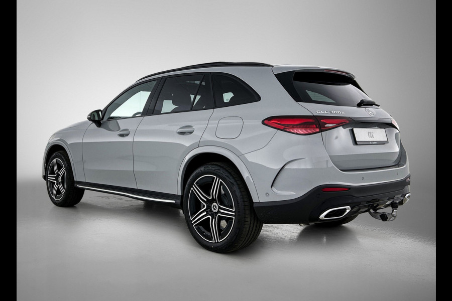 Mercedes-Benz GLC 300e 4MATIC Business Solution AMG | Advanced plus | Nightpakket | Parkeerpakket | Trekhaak | Treeplanken in aluminiumlook | Middenconsole metaalstructuur | Panoramaschuifdak | 20 inch vijfspaaks lichtmetalen AMG-velgen |