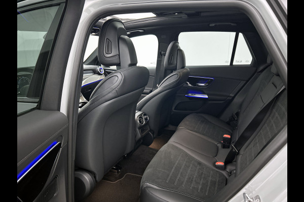 Mercedes-Benz GLC 300e 4MATIC Business Solution AMG | Advanced plus | Nightpakket | Parkeerpakket | Trekhaak | Treeplanken in aluminiumlook | Middenconsole metaalstructuur | Panoramaschuifdak | 20 inch vijfspaaks lichtmetalen AMG-velgen |