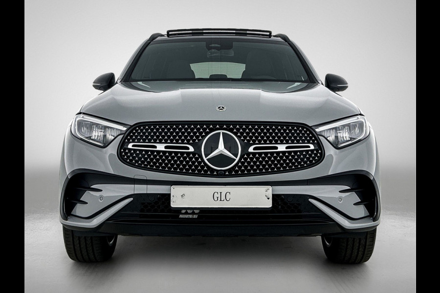 Mercedes-Benz GLC 300e 4MATIC Business Solution AMG | Advanced plus | Nightpakket | Parkeerpakket | Trekhaak | Treeplanken in aluminiumlook | Middenconsole metaalstructuur | Panoramaschuifdak | 20 inch vijfspaaks lichtmetalen AMG-velgen |