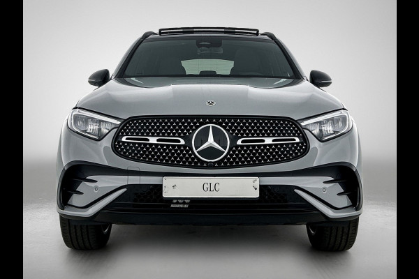 Mercedes-Benz GLC 300e 4MATIC Business Solution AMG | Advanced plus | Nightpakket | Parkeerpakket | Trekhaak | Treeplanken in aluminiumlook | Middenconsole metaalstructuur | Panoramaschuifdak | 20 inch vijfspaaks lichtmetalen AMG-velgen |