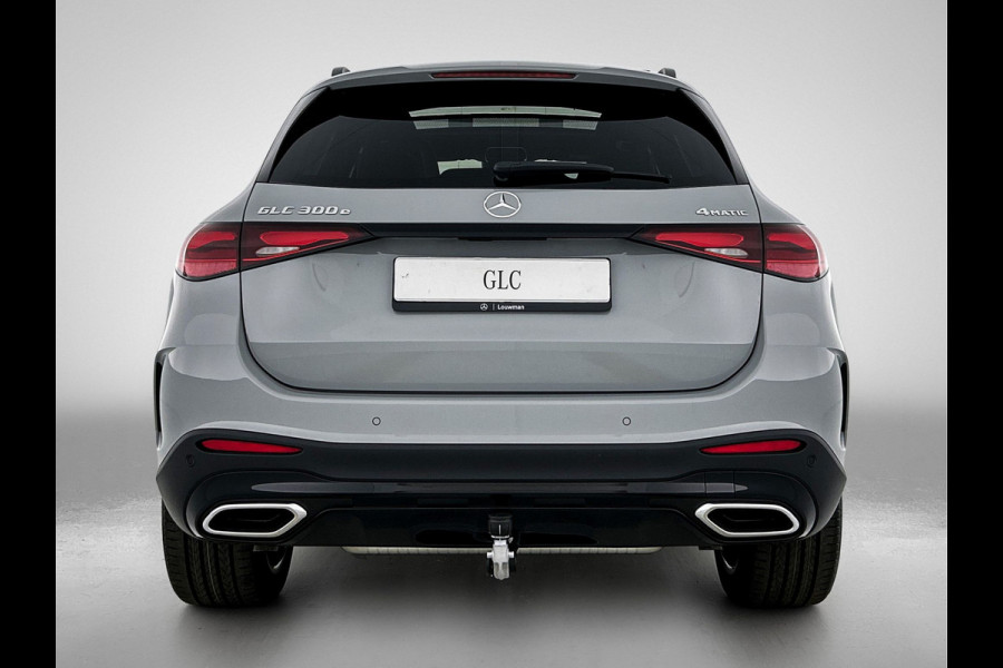 Mercedes-Benz GLC 300e 4MATIC Business Solution AMG | Advanced plus | Nightpakket | Parkeerpakket | Trekhaak | Treeplanken in aluminiumlook | Middenconsole metaalstructuur | Panoramaschuifdak | 20 inch vijfspaaks lichtmetalen AMG-velgen |