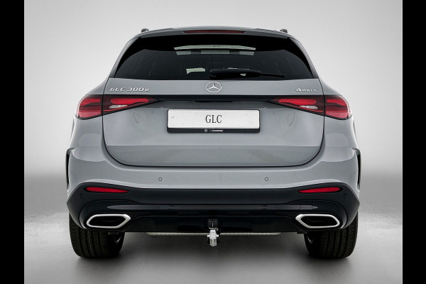 Mercedes-Benz GLC 300e 4MATIC Business Solution AMG | Advanced plus | Nightpakket | Parkeerpakket | Trekhaak | Treeplanken in aluminiumlook | Middenconsole metaalstructuur | Panoramaschuifdak | 20 inch vijfspaaks lichtmetalen AMG-velgen |