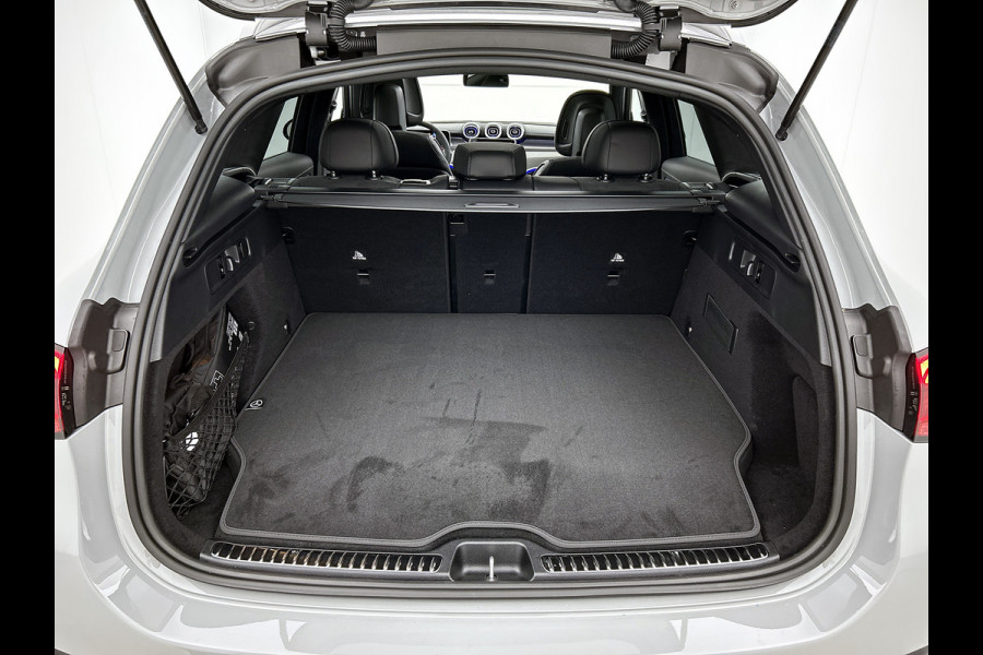 Mercedes-Benz GLC 300e 4MATIC Business Solution AMG | Advanced plus | Nightpakket | Parkeerpakket | Trekhaak | Treeplanken in aluminiumlook | Middenconsole metaalstructuur | Panoramaschuifdak | 20 inch vijfspaaks lichtmetalen AMG-velgen |