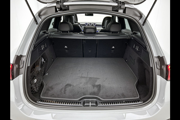 Mercedes-Benz GLC 300e 4MATIC Business Solution AMG | Advanced plus | Nightpakket | Parkeerpakket | Trekhaak | Treeplanken in aluminiumlook | Middenconsole metaalstructuur | Panoramaschuifdak | 20 inch vijfspaaks lichtmetalen AMG-velgen |
