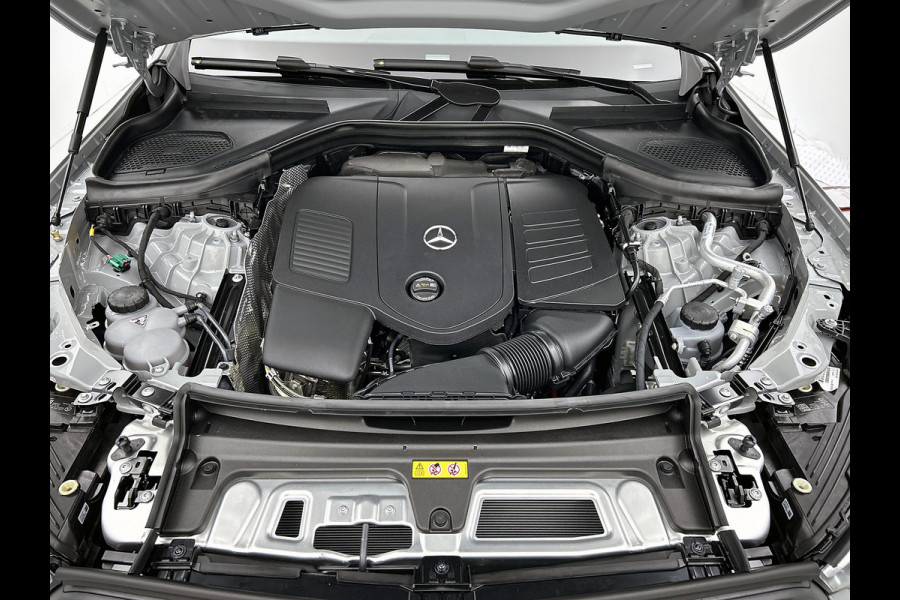 Mercedes-Benz GLC 300e 4MATIC Business Solution AMG | Advanced plus | Nightpakket | Parkeerpakket | Trekhaak | Treeplanken in aluminiumlook | Middenconsole metaalstructuur | Panoramaschuifdak | 20 inch vijfspaaks lichtmetalen AMG-velgen |