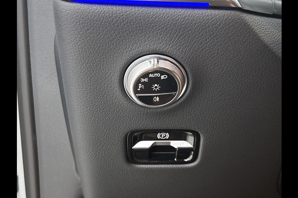Mercedes-Benz GLC 300e 4MATIC Business Solution AMG | Advanced plus | Nightpakket | Parkeerpakket | Trekhaak | Treeplanken in aluminiumlook | Middenconsole metaalstructuur | Panoramaschuifdak | 20 inch vijfspaaks lichtmetalen AMG-velgen |