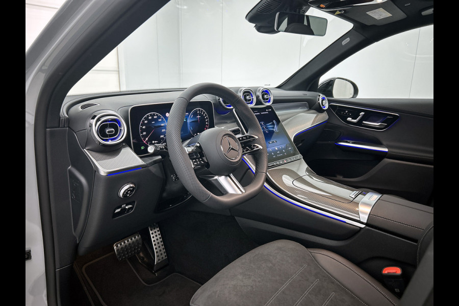Mercedes-Benz GLC 300e 4MATIC Business Solution AMG | Advanced plus | Nightpakket | Parkeerpakket | Trekhaak | Treeplanken in aluminiumlook | Middenconsole metaalstructuur | Panoramaschuifdak | 20 inch vijfspaaks lichtmetalen AMG-velgen |