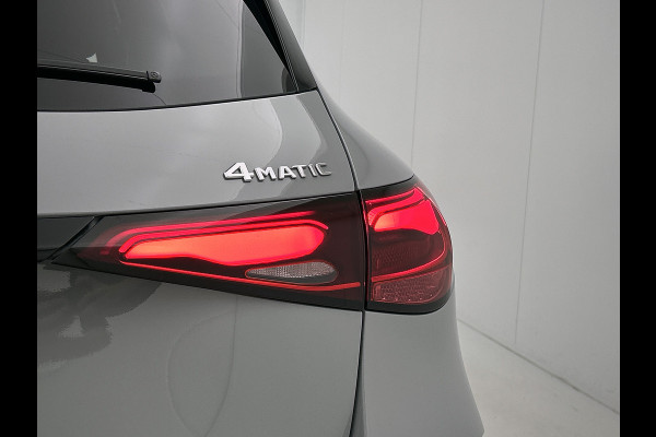 Mercedes-Benz GLC 300e 4MATIC Business Solution AMG | Advanced plus | Nightpakket | Parkeerpakket | Trekhaak | Treeplanken in aluminiumlook | Middenconsole metaalstructuur | Panoramaschuifdak | 20 inch vijfspaaks lichtmetalen AMG-velgen |
