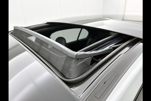 Mercedes-Benz C-Klasse 300 e 140 Years Edition | Premium Plus | Nightpakket | Trekhaak  | Middenconsole metaalstructuur | Panoramaschuifdak | 360° camera | Sfeerverlichting | Sierdelen metaalstructuur | Smartphone-integratie |