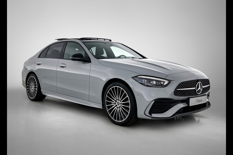 Mercedes-Benz C-Klasse 300 e 140 Years Edition | Premium Plus | Nightpakket | Trekhaak  | Middenconsole metaalstructuur | Panoramaschuifdak | 360° camera | Sfeerverlichting | Sierdelen metaalstructuur | Smartphone-integratie |