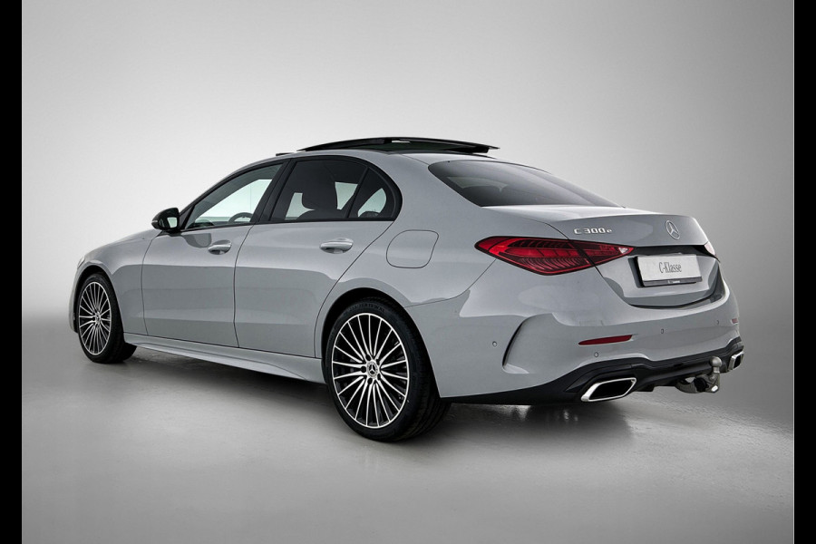 Mercedes-Benz C-Klasse 300 e 140 Years Edition | Premium Plus | Nightpakket | Trekhaak  | Middenconsole metaalstructuur | Panoramaschuifdak | 360° camera | Sfeerverlichting | Sierdelen metaalstructuur | Smartphone-integratie |