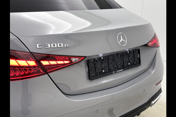 Mercedes-Benz C-Klasse 300 e 140 Years Edition | Premium Plus | Nightpakket | Trekhaak  | Middenconsole metaalstructuur | Panoramaschuifdak | 360° camera | Sfeerverlichting | Sierdelen metaalstructuur | Smartphone-integratie |