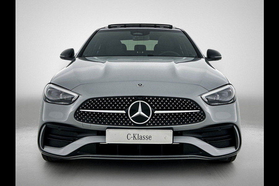 Mercedes-Benz C-Klasse 300 e 140 Years Edition | Premium Plus | Nightpakket | Trekhaak  | Middenconsole metaalstructuur | Panoramaschuifdak | 360° camera | Sfeerverlichting | Sierdelen metaalstructuur | Smartphone-integratie |