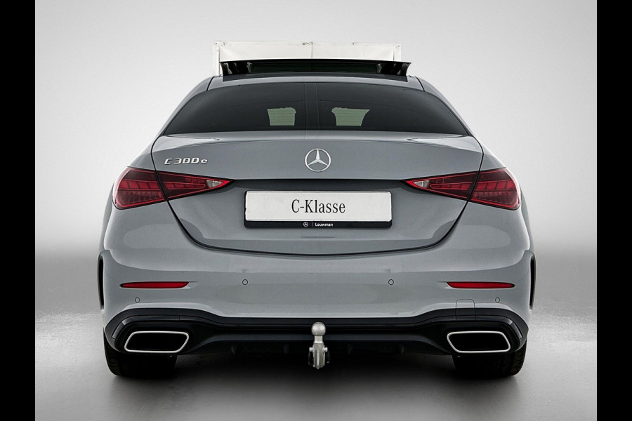 Mercedes-Benz C-Klasse 300 e 140 Years Edition | Premium Plus | Nightpakket | Trekhaak  | Middenconsole metaalstructuur | Panoramaschuifdak | 360° camera | Sfeerverlichting | Sierdelen metaalstructuur | Smartphone-integratie |