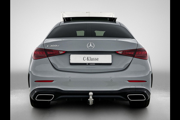 Mercedes-Benz C-Klasse 300 e 140 Years Edition | Premium Plus | Nightpakket | Trekhaak  | Middenconsole metaalstructuur | Panoramaschuifdak | 360° camera | Sfeerverlichting | Sierdelen metaalstructuur | Smartphone-integratie |