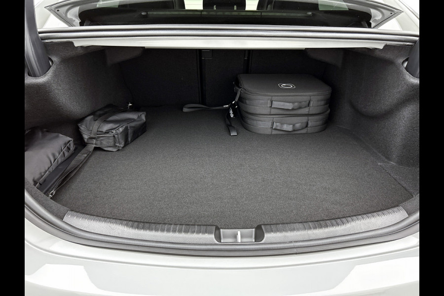 Mercedes-Benz C-Klasse 300 e 140 Years Edition | Premium Plus | Nightpakket | Trekhaak  | Middenconsole metaalstructuur | Panoramaschuifdak | 360° camera | Sfeerverlichting | Sierdelen metaalstructuur | Smartphone-integratie |