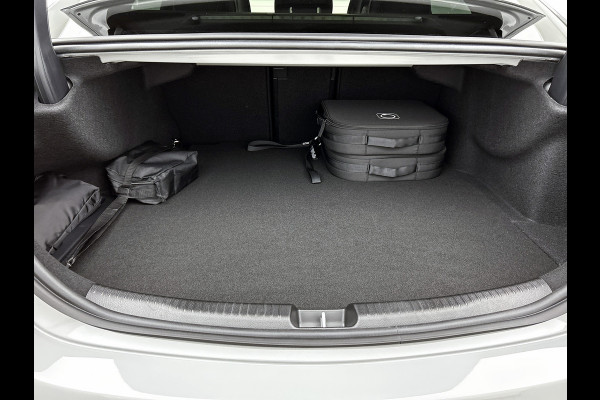 Mercedes-Benz C-Klasse 300 e 140 Years Edition | Premium Plus | Nightpakket | Trekhaak  | Middenconsole metaalstructuur | Panoramaschuifdak | 360° camera | Sfeerverlichting | Sierdelen metaalstructuur | Smartphone-integratie |