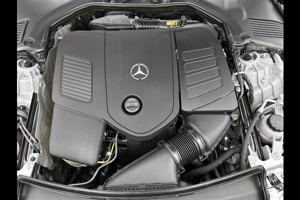 Mercedes-Benz C-Klasse 300 e 140 Years Edition | Premium Plus | Nightpakket | Trekhaak  | Middenconsole metaalstructuur | Panoramaschuifdak | 360° camera | Sfeerverlichting | Sierdelen metaalstructuur | Smartphone-integratie |