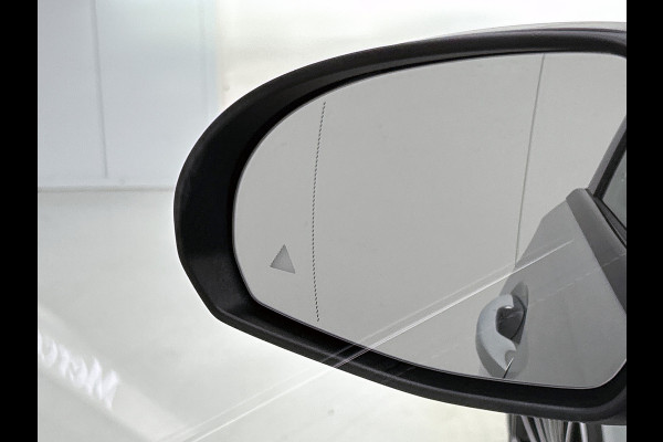 Mercedes-Benz C-Klasse 300 e 140 Years Edition | Premium Plus | Nightpakket | Trekhaak  | Middenconsole metaalstructuur | Panoramaschuifdak | 360° camera | Sfeerverlichting | Sierdelen metaalstructuur | Smartphone-integratie |