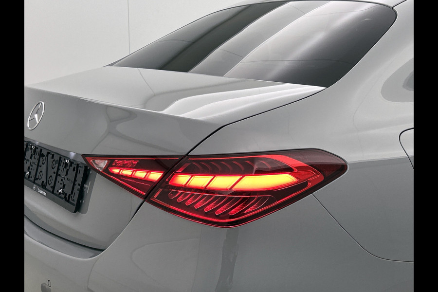 Mercedes-Benz C-Klasse 300 e 140 Years Edition | Premium Plus | Nightpakket | Trekhaak  | Middenconsole metaalstructuur | Panoramaschuifdak | 360° camera | Sfeerverlichting | Sierdelen metaalstructuur | Smartphone-integratie |