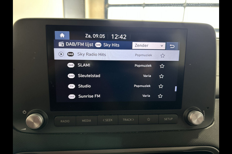 Hyundai Kona EV Comfort 39 kWh SOH 95,2% | Verwarmde stoelen | Digitaal dashboard | Warmtepomp | Navigatie