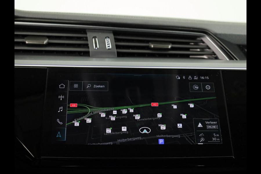 Audi Q8 e-tron 55 quattro Advanced Edition Plus 115 kWh 408pk | Panoramadak | Stoeverwarming voor en achter | Head ip Display | Pack Tour | Pack City
