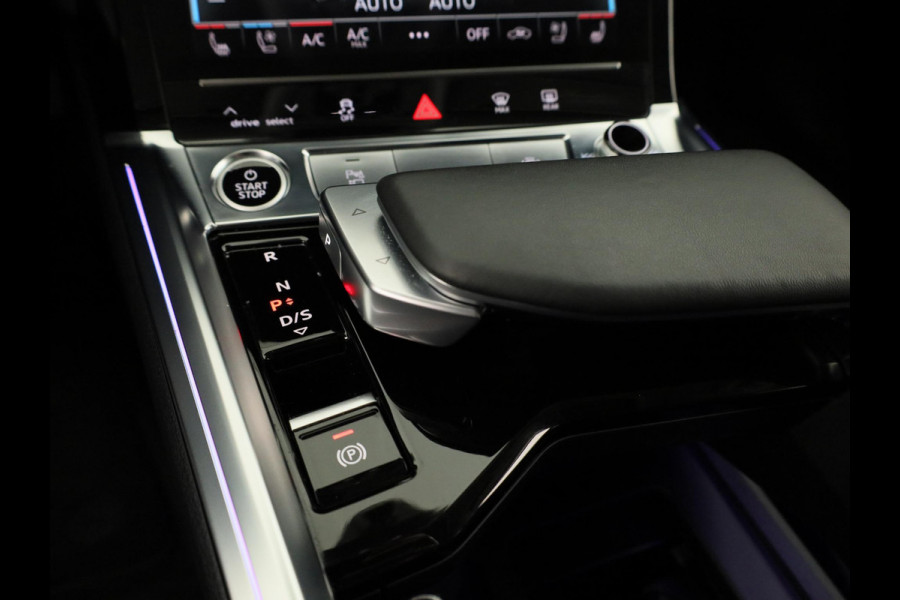 Audi Q8 e-tron 55 quattro Advanced Edition Plus 115 kWh 408pk | Panoramadak | Stoeverwarming voor en achter | Head ip Display | Pack Tour | Pack City