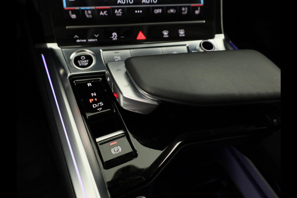 Audi Q8 e-tron 55 quattro Advanced Edition Plus 115 kWh 408pk | Panoramadak | Stoeverwarming voor en achter | Head ip Display | Pack Tour | Pack City