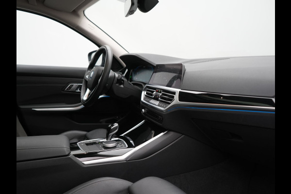 BMW 3 Serie Touring 330e Sportline PHEV 293pk Dealer O.H. | Panodak | Adaptive Cruise | Head Up | Laser LED | 360 Camera | Lederen Sportstoelen Memory & Verwarmd | Stuur Verwarmd | Sfeerverlichting | Keyless | Blis | Apple Carplay | Hifi Audio | Plug In Hybrid |