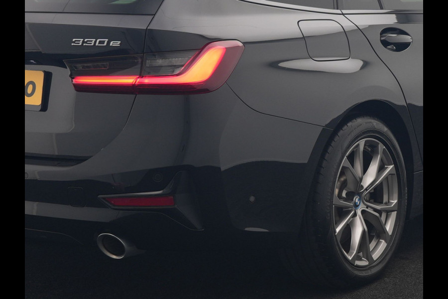 BMW 3 Serie Touring 330e Sportline PHEV 293pk Dealer O.H. | Panodak | Adaptive Cruise | Head Up | Laser LED | 360 Camera | Lederen Sportstoelen Memory & Verwarmd | Stuur Verwarmd | Sfeerverlichting | Keyless | Blis | Apple Carplay | Hifi Audio | Plug In Hybrid |