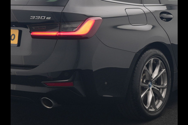 BMW 3 Serie Touring 330e Sportline PHEV 293pk Dealer O.H. | Panodak | Adaptive Cruise | Head Up | Laser LED | 360 Camera | Lederen Sportstoelen Memory & Verwarmd | Stuur Verwarmd | Sfeerverlichting | Keyless | Blis | Apple Carplay | Hifi Audio | Plug In Hybrid |