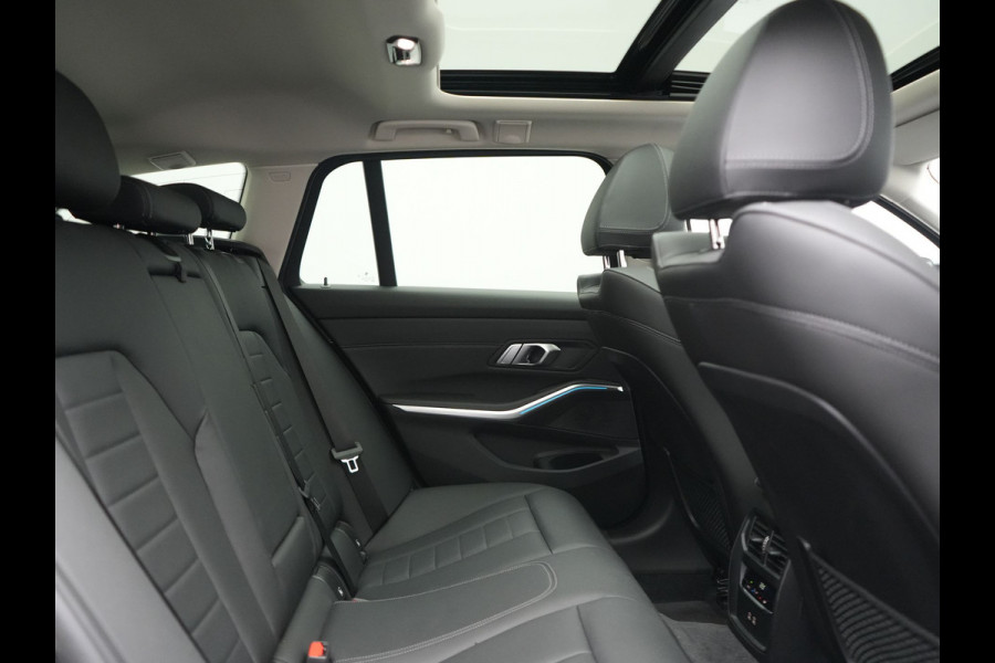 BMW 3 Serie Touring 330e Sportline PHEV 293pk Dealer O.H. | Panodak | Adaptive Cruise | Head Up | Laser LED | 360 Camera | Lederen Sportstoelen Memory & Verwarmd | Stuur Verwarmd | Sfeerverlichting | Keyless | Blis | Apple Carplay | Hifi Audio | Plug In Hybrid |