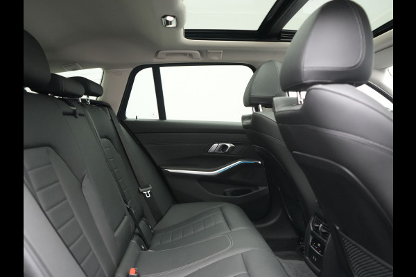 BMW 3 Serie Touring 330e Sportline PHEV 293pk Dealer O.H. | Panodak | Adaptive Cruise | Head Up | Laser LED | 360 Camera | Lederen Sportstoelen Memory & Verwarmd | Stuur Verwarmd | Sfeerverlichting | Keyless | Blis | Apple Carplay | Hifi Audio | Plug In Hybrid |