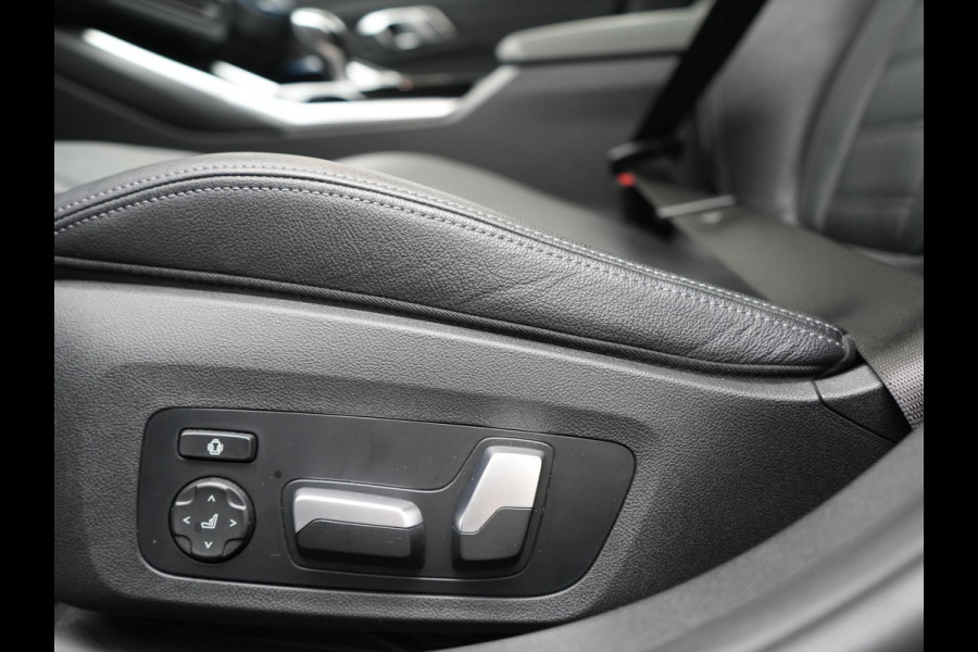 BMW 3 Serie Touring 330e Sportline PHEV 293pk Dealer O.H. | Panodak | Adaptive Cruise | Head Up | Laser LED | 360 Camera | Lederen Sportstoelen Memory & Verwarmd | Stuur Verwarmd | Sfeerverlichting | Keyless | Blis | Apple Carplay | Hifi Audio | Plug In Hybrid |