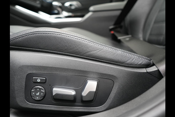BMW 3 Serie Touring 330e Sportline PHEV 293pk Dealer O.H. | Panodak | Adaptive Cruise | Head Up | Laser LED | 360 Camera | Lederen Sportstoelen Memory & Verwarmd | Stuur Verwarmd | Sfeerverlichting | Keyless | Blis | Apple Carplay | Hifi Audio | Plug In Hybrid |