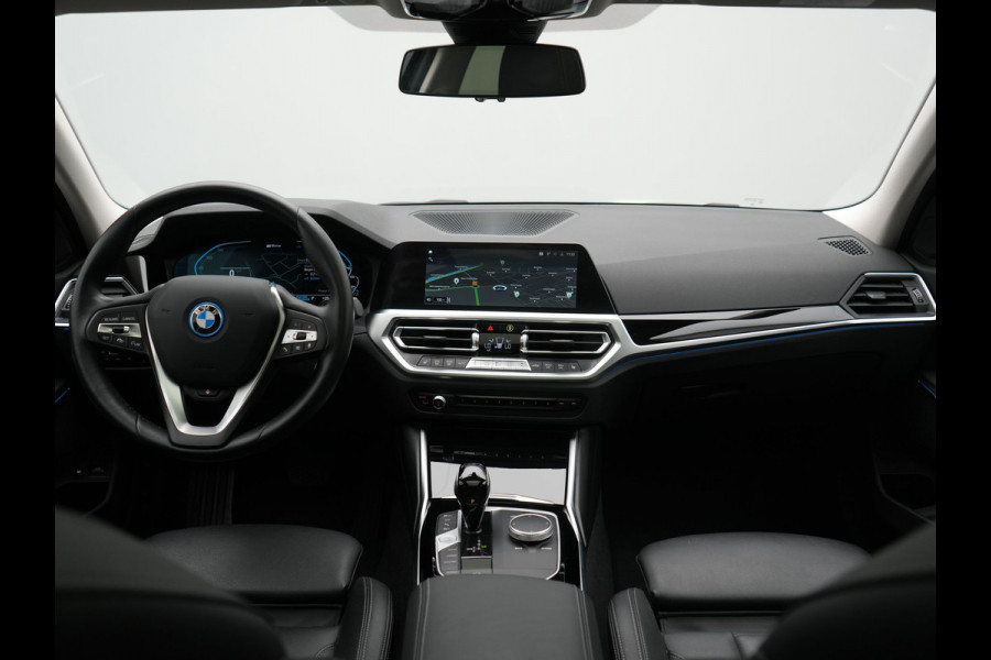 BMW 3 Serie Touring 330e Sportline PHEV 293pk Dealer O.H. | Panodak | Adaptive Cruise | Head Up | Laser LED | 360 Camera | Lederen Sportstoelen Memory & Verwarmd | Stuur Verwarmd | Sfeerverlichting | Keyless | Blis | Apple Carplay | Hifi Audio | Plug In Hybrid |