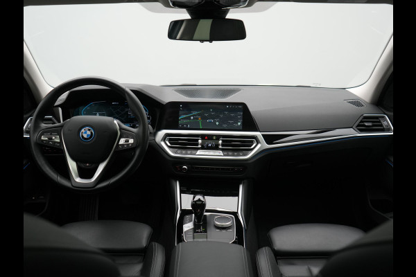 BMW 3 Serie Touring 330e Sportline PHEV 293pk Dealer O.H. | Panodak | Adaptive Cruise | Head Up | Laser LED | 360 Camera | Lederen Sportstoelen Memory & Verwarmd | Stuur Verwarmd | Sfeerverlichting | Keyless | Blis | Apple Carplay | Hifi Audio | Plug In Hybrid |
