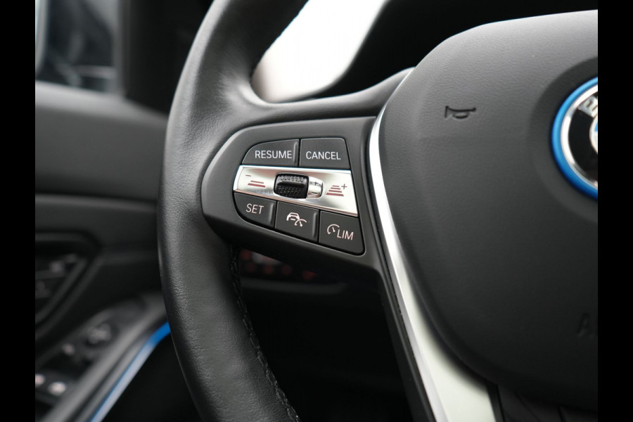BMW 3 Serie Touring 330e Sportline PHEV 293pk Dealer O.H. | Panodak | Adaptive Cruise | Head Up | Laser LED | 360 Camera | Lederen Sportstoelen Memory & Verwarmd | Stuur Verwarmd | Sfeerverlichting | Keyless | Blis | Apple Carplay | Hifi Audio | Plug In Hybrid |