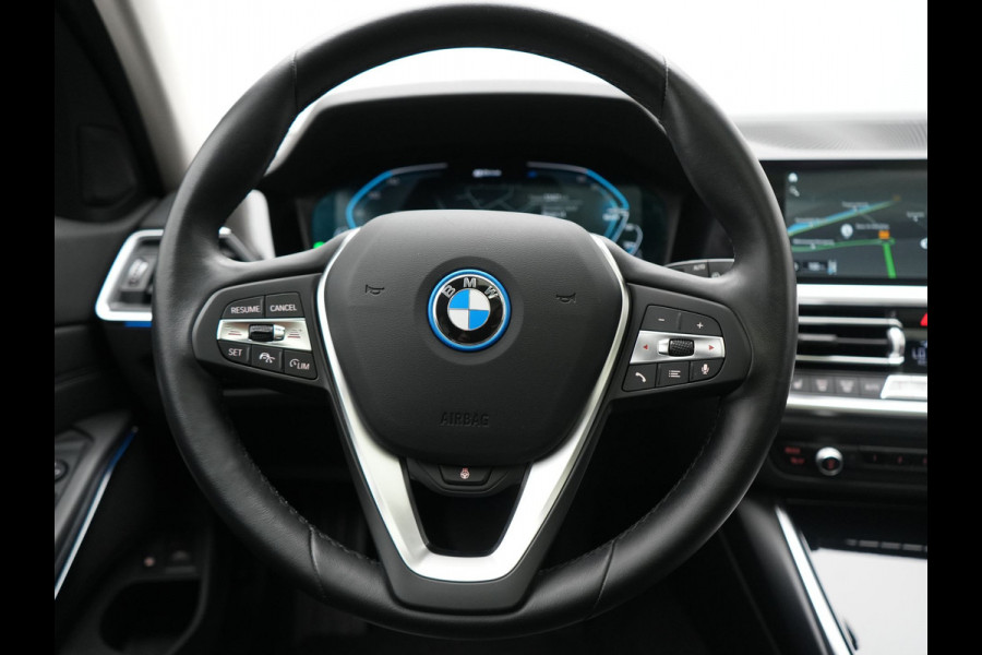 BMW 3 Serie Touring 330e Sportline PHEV 293pk Dealer O.H. | Panodak | Adaptive Cruise | Head Up | Laser LED | 360 Camera | Lederen Sportstoelen Memory & Verwarmd | Stuur Verwarmd | Sfeerverlichting | Keyless | Blis | Apple Carplay | Hifi Audio | Plug In Hybrid |