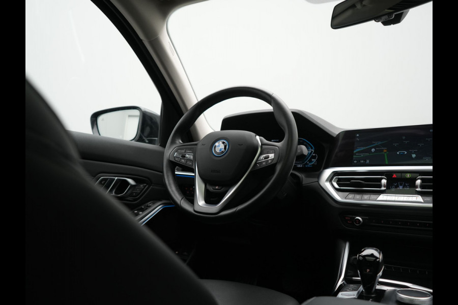 BMW 3 Serie Touring 330e Sportline PHEV 293pk Dealer O.H. | Panodak | Adaptive Cruise | Head Up | Laser LED | 360 Camera | Lederen Sportstoelen Memory & Verwarmd | Stuur Verwarmd | Sfeerverlichting | Keyless | Blis | Apple Carplay | Hifi Audio | Plug In Hybrid |