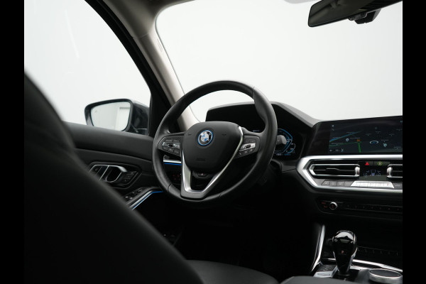 BMW 3 Serie Touring 330e Sportline PHEV 293pk Dealer O.H. | Panodak | Adaptive Cruise | Head Up | Laser LED | 360 Camera | Lederen Sportstoelen Memory & Verwarmd | Stuur Verwarmd | Sfeerverlichting | Keyless | Blis | Apple Carplay | Hifi Audio | Plug In Hybrid |