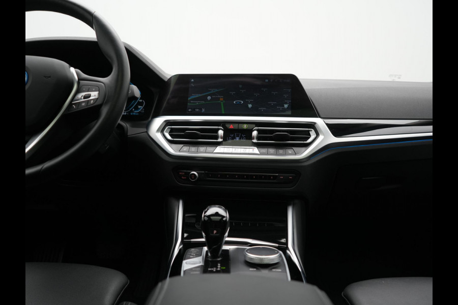 BMW 3 Serie Touring 330e Sportline PHEV 293pk Dealer O.H. | Panodak | Adaptive Cruise | Head Up | Laser LED | 360 Camera | Lederen Sportstoelen Memory & Verwarmd | Stuur Verwarmd | Sfeerverlichting | Keyless | Blis | Apple Carplay | Hifi Audio | Plug In Hybrid |