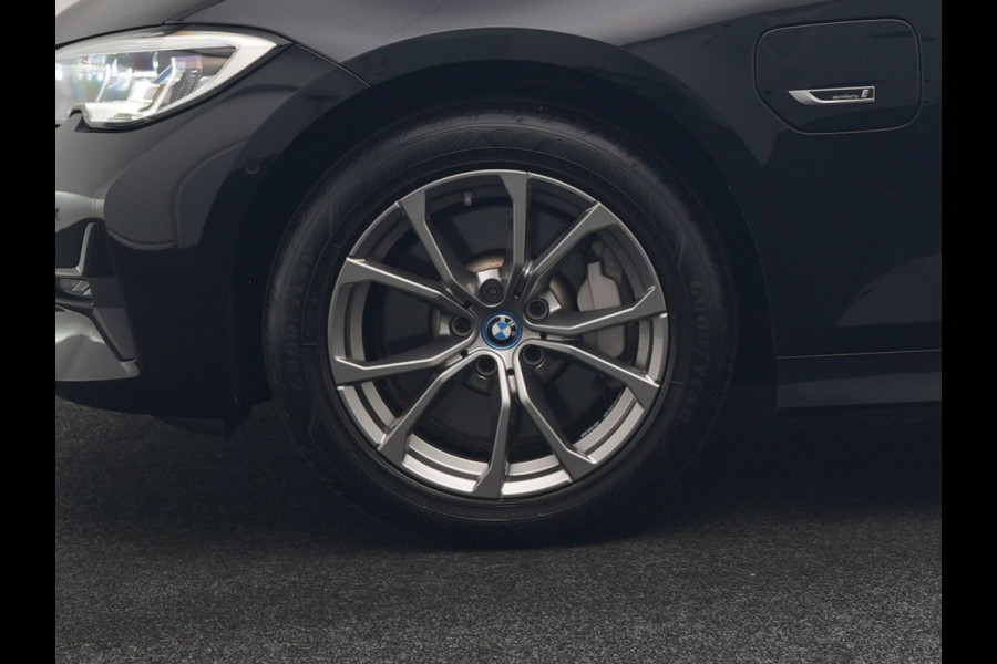 BMW 3 Serie Touring 330e Sportline PHEV 293pk Dealer O.H. | Panodak | Adaptive Cruise | Head Up | Laser LED | 360 Camera | Lederen Sportstoelen Memory & Verwarmd | Stuur Verwarmd | Sfeerverlichting | Keyless | Blis | Apple Carplay | Hifi Audio | Plug In Hybrid |