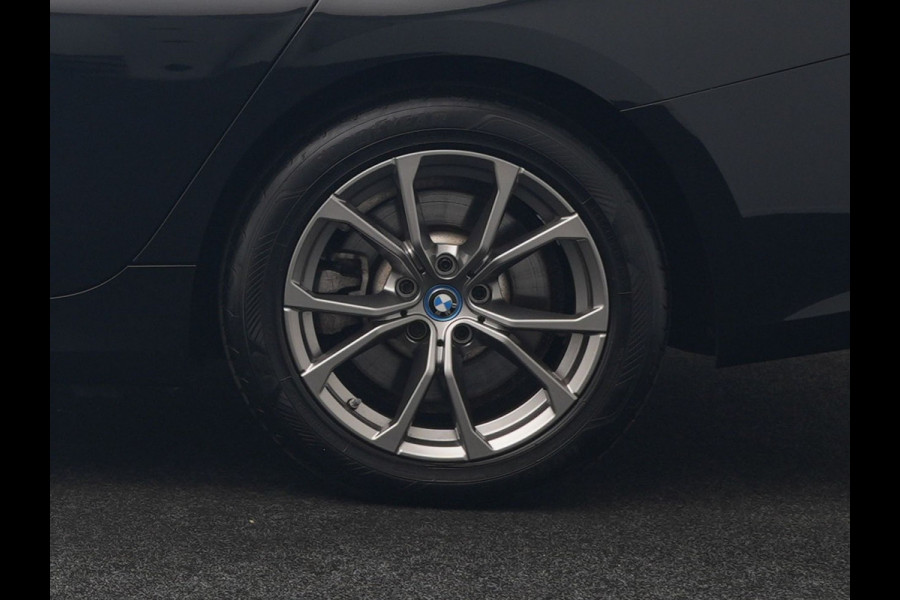 BMW 3 Serie Touring 330e Sportline PHEV 293pk Dealer O.H. | Panodak | Adaptive Cruise | Head Up | Laser LED | 360 Camera | Lederen Sportstoelen Memory & Verwarmd | Stuur Verwarmd | Sfeerverlichting | Keyless | Blis | Apple Carplay | Hifi Audio | Plug In Hybrid |