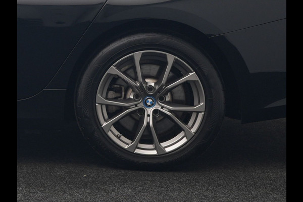 BMW 3 Serie Touring 330e Sportline PHEV 293pk Dealer O.H. | Panodak | Adaptive Cruise | Head Up | Laser LED | 360 Camera | Lederen Sportstoelen Memory & Verwarmd | Stuur Verwarmd | Sfeerverlichting | Keyless | Blis | Apple Carplay | Hifi Audio | Plug In Hybrid |