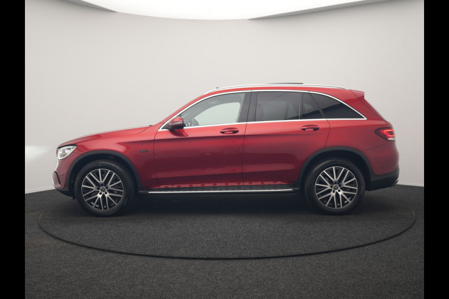 Mercedes-Benz GLC 300e 4MATIC Advantage PHEV 320pk Dealer O.H. | Trekhaak Af Fabriek | Panodak | Adaptive Cruise | Sportstoelen Verwarmd | Sfeerverlichting | Apple Carplay | Blis | Navigatie | DAB | Plug In Hybrid |