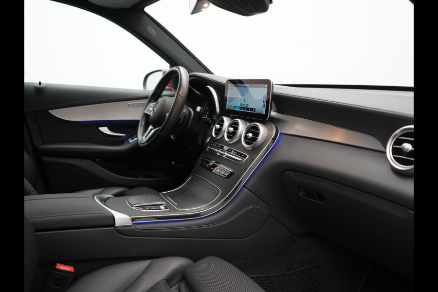 Mercedes-Benz GLC 300e 4MATIC Advantage PHEV 320pk Dealer O.H. | Trekhaak Af Fabriek | Panodak | Adaptive Cruise | Sportstoelen Verwarmd | Sfeerverlichting | Apple Carplay | Blis | Navigatie | DAB | Plug In Hybrid |