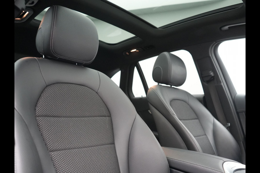 Mercedes-Benz GLC 300e 4MATIC Advantage PHEV 320pk Dealer O.H. | Trekhaak Af Fabriek | Panodak | Adaptive Cruise | Sportstoelen Verwarmd | Sfeerverlichting | Apple Carplay | Blis | Navigatie | DAB | Plug In Hybrid |
